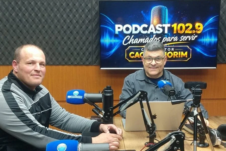 Giovanni Souza participa do podcast Chamados para Servir, da 102.9 Amorim FM, durante entrevista sobre o Congresso de Missões da Assembleia de Deus de Araranguá.