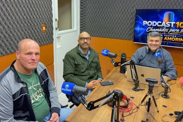 Araranguá recebe Congresso de Missões entre 27 e 30 de agosto Pastor Tiago Batista e Giovanni Souza participam do podcast Chamados para Servir, da 102.9 Amorim FM, para divulgar o Congresso de Missões em Araranguá.