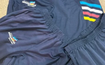 Araranguá repudia descarte de uniformes em entulho Uniformes escolares da rede municipal de Araranguá encontrados em local de descarte de entulhos.