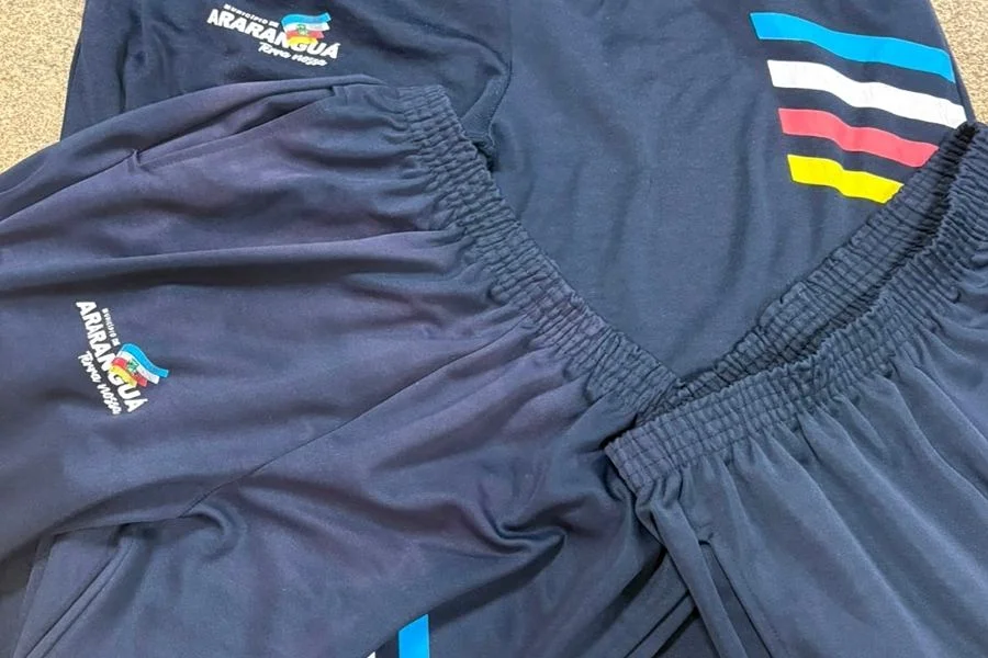 Uniformes escolares da rede municipal de Araranguá encontrados em local de descarte de entulhos.