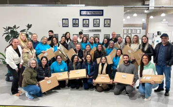 Arroio do Silva entrega notebooks a professores efetivos Professores efetivos da rede municipal de Balneário Arroio do Silva recebem notebooks entregues pela Prefeitura para apoio às atividades pedagógicas.