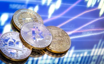 BC reforça controle sobre transferências de criptomoedas Moedas representando Bitcoin e outras criptomoedas diante de gráfico financeiro, em referência às novas regras do Banco Central para transferências de criptoativos.