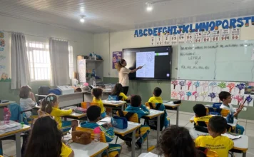 Balneário Arroio do Silva alcança 6,1 no Ideb 2025 Professora ministra aula para estudantes da rede municipal de Balneário Arroio do Silva, que alcançou nota 6,1 no Ideb 2025.