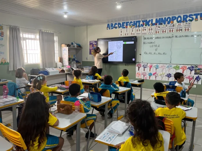 Balneário Arroio do Silva alcança 6,1 no Ideb 2025 Professora ministra aula para estudantes da rede municipal de Balneário Arroio do Silva, que alcançou nota 6,1 no Ideb 2025.