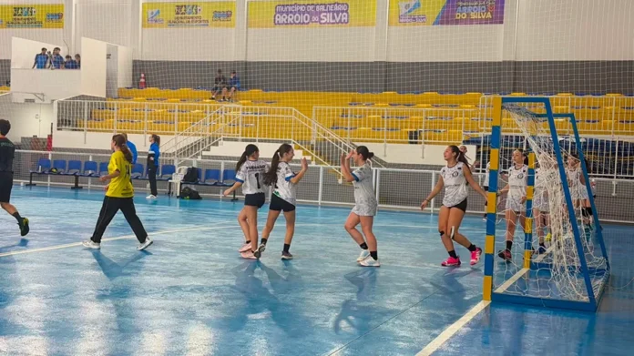 Balneário Arroio do Silva recebe handebol da Olesc Atletas disputam partida de handebol da etapa regional Sul da Olesc no Ginásio Francisco Leonardelli, em Balneário Arroio do Silva.
