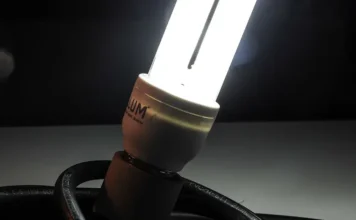 Bandeira amarela segue em setembro e encarece conta de luz Lâmpada acesa representa consumo de energia elétrica em meio à manutenção da bandeira tarifária amarela em setembro.