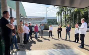 CERSUL recebe comitiva da CEREJ para troca de experiências Representantes da CEREJ visitam a CERSUL em Turvo para troca de experiências sobre energia e telecomunicações.