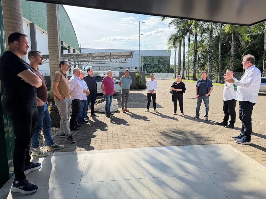CERSUL recebe comitiva da CEREJ para troca de experiências Representantes da CEREJ visitam a CERSUL em Turvo para troca de experiências sobre energia e telecomunicações.