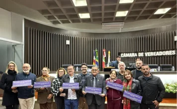 Câmara de Araranguá aprova homenagens e demandas locais Familiares e vereadores participam de homenagem a Walmor Luiz de Freitas durante sessão da Câmara de Araranguá.