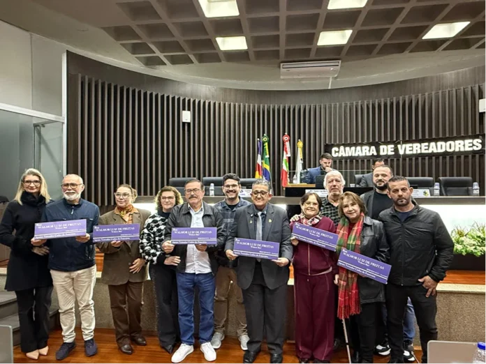 Câmara de Araranguá aprova homenagens e demandas locais Familiares e vereadores participam de homenagem a Walmor Luiz de Freitas durante sessão da Câmara de Araranguá.