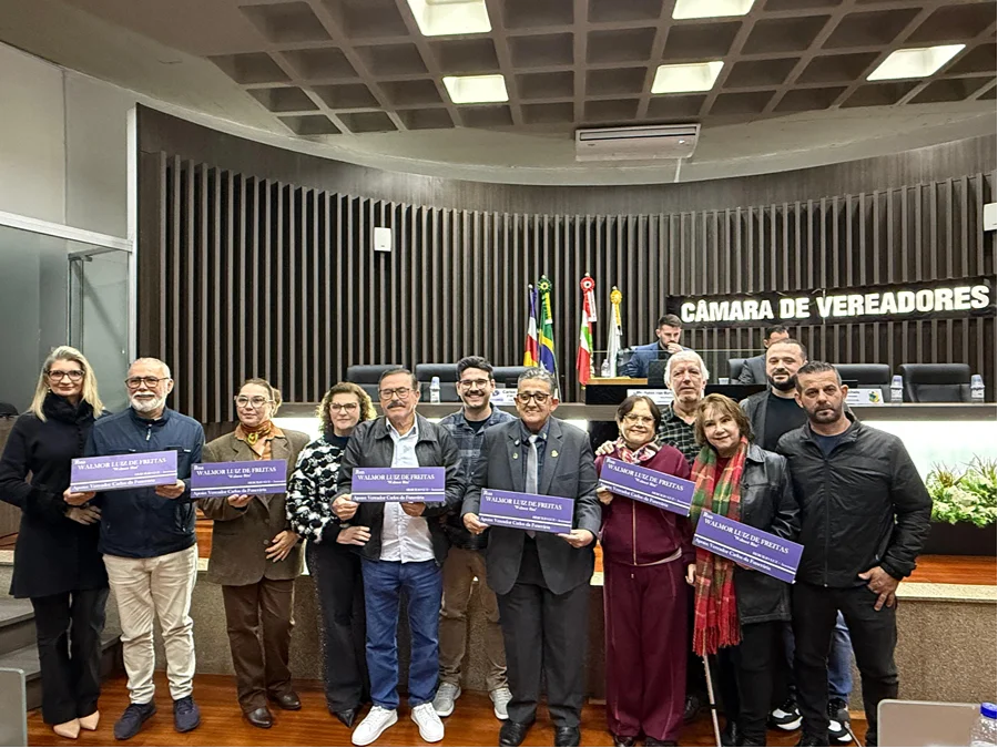 Câmara de Araranguá aprova homenagens e demandas locais Familiares e vereadores participam de homenagem a Walmor Luiz de Freitas durante sessão da Câmara de Araranguá.