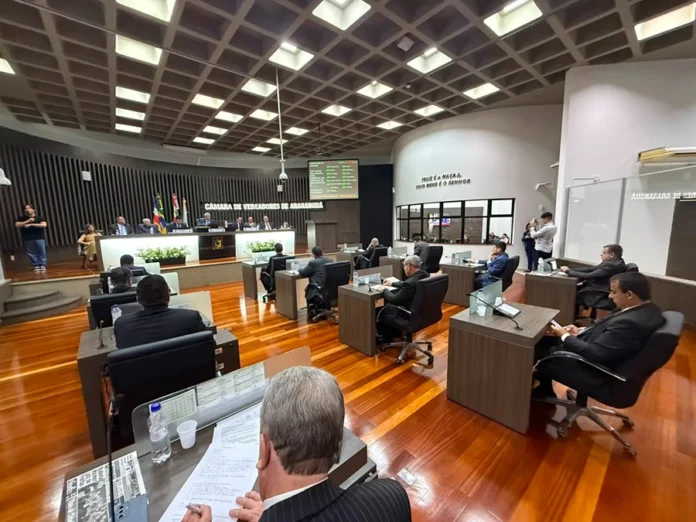 Câmara de Araranguá aprova três novos anteprojetos Sessão plenária da Câmara de Vereadores de Araranguá durante votação de três novos anteprojetos no município.