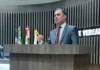 Câmara de Araranguá debate segurança de mulheres à noite Vereador Douglas Michels discursa na Câmara de Araranguá durante debate sobre segurança de mulheres e praticantes de atividades físicas à noite.