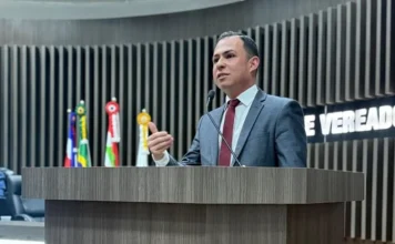 Câmara de Araranguá debate segurança de mulheres à noite Vereador Douglas Michels discursa na Câmara de Araranguá durante debate sobre segurança de mulheres e praticantes de atividades físicas à noite.