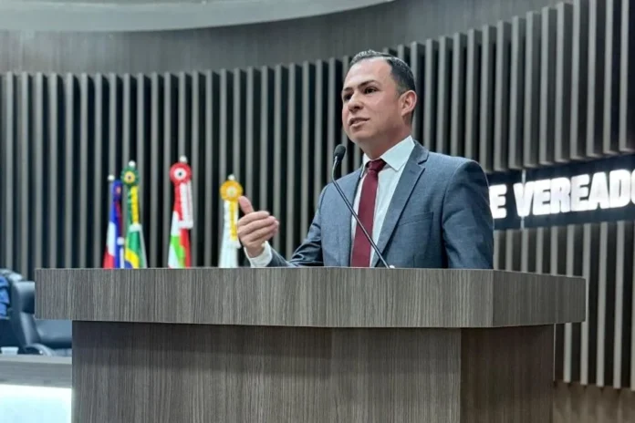 Câmara de Araranguá debate segurança de mulheres à noite Vereador Douglas Michels discursa na Câmara de Araranguá durante debate sobre segurança de mulheres e praticantes de atividades físicas à noite.