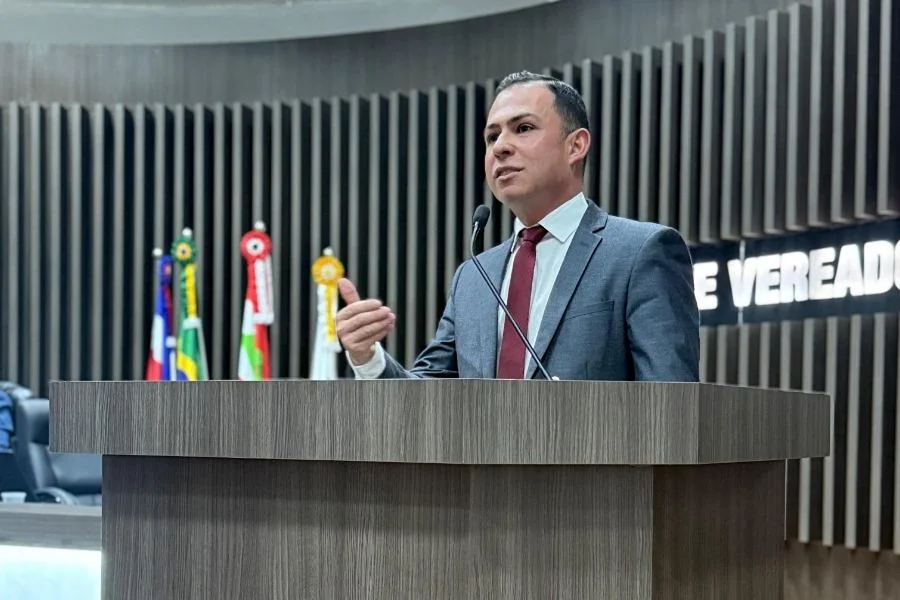 Vereador Douglas Michels discursa na Câmara de Araranguá durante debate sobre segurança de mulheres e praticantes de atividades físicas à noite.