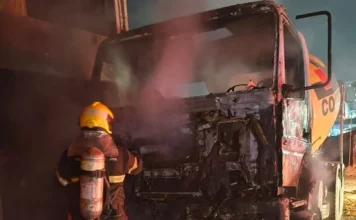 Caminhão pega fogo em garagem de empresa em Orleans Bombeiro combate incêndio em caminhão que pegou fogo na garagem de uma empresa em Orleans, Santa Catarina.