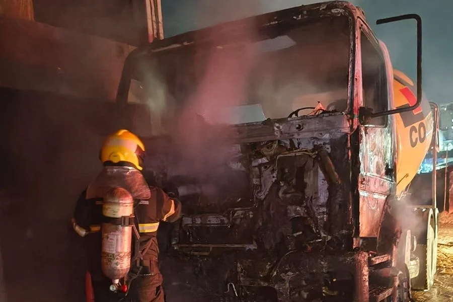 Bombeiro combate incêndio em caminhão que pegou fogo na garagem de uma empresa em Orleans, Santa Catarina.