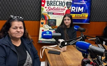 Campanha arrecada R$ 35 mil para órtese de jovem de Torres Zeli Selau e a filha Isadora durante entrevista na Rádio 102.9 Amorim FM sobre campanha que busca arrecadar R$ 35 mil para compra de órtese.