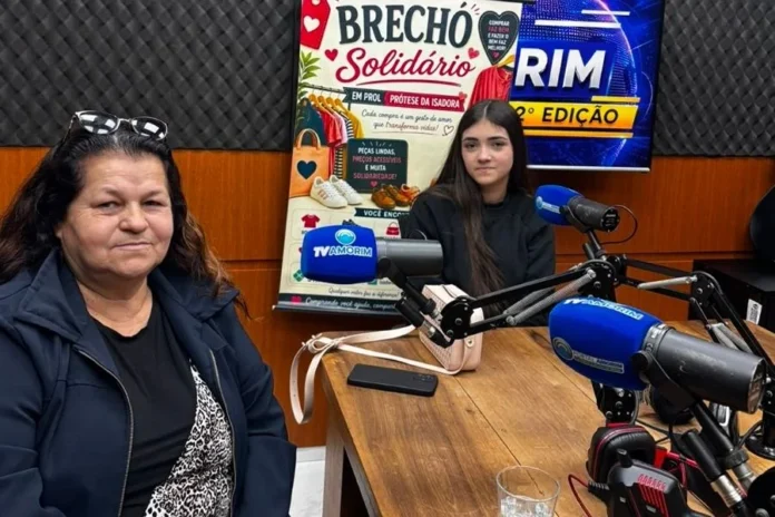 Campanha arrecada R$ 35 mil para órtese de jovem de Torres Zeli Selau e a filha Isadora durante entrevista na Rádio 102.9 Amorim FM sobre campanha que busca arrecadar R$ 35 mil para compra de órtese.