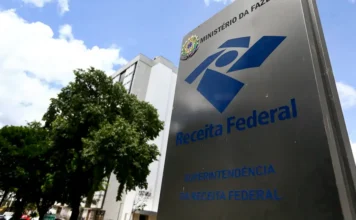 Campos de IBS e CBS passam a ser obrigatórios em notas Placa da Receita Federal em frente à sede do órgão, relacionada à obrigatoriedade dos campos de IBS e CBS em documentos fiscais eletrônicos.