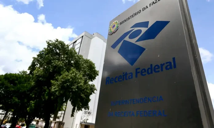 Campos de IBS e CBS passam a ser obrigatórios em notas Placa da Receita Federal em frente à sede do órgão, relacionada à obrigatoriedade dos campos de IBS e CBS em documentos fiscais eletrônicos.