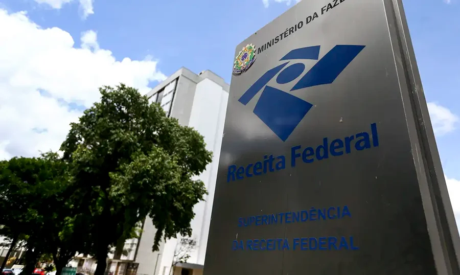 Placa da Receita Federal em frente à sede do órgão, relacionada à obrigatoriedade dos campos de IBS e CBS em documentos fiscais eletrônicos.