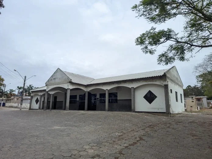 Capela mortuária de Morro da Fumaça terá nova revitalização Fachada da Capela Mortuária do Cemitério Municipal de Morro da Fumaça, que passará por obras de revitalização e melhorias estruturais.