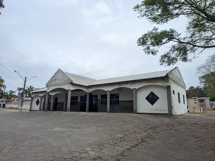 Fachada da Capela Mortuária do Cemitério Municipal de Morro da Fumaça, que passará por obras de revitalização e melhorias estruturais.