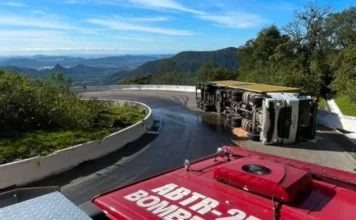 Carreta tomba na Serra da Rocinha, em Timbé do Sul Carreta transportadora de contêiner tombada na BR-285, na Serra da Rocinha, em Timbé do Sul, durante atendimento dos bombeiros.