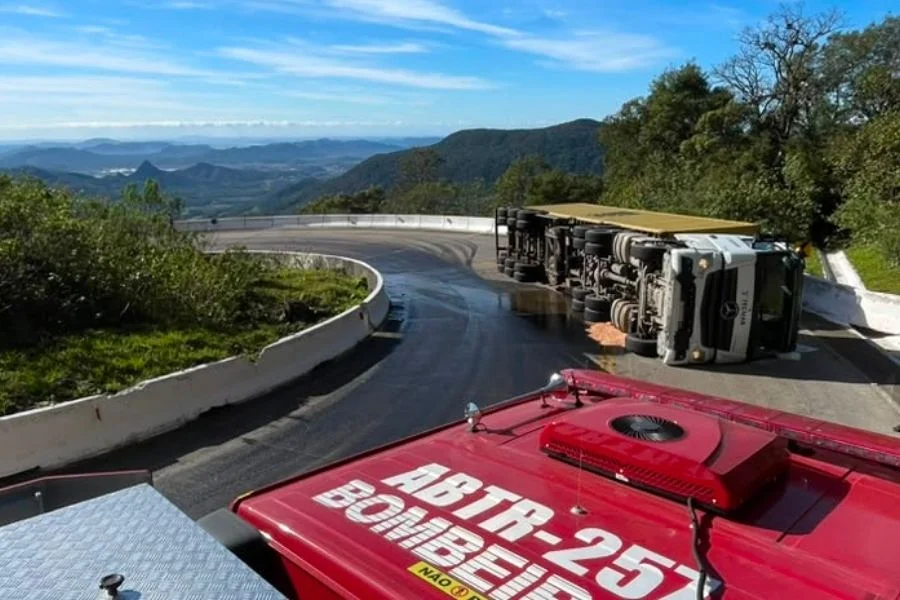 Carreta transportadora de contêiner tombada na BR-285, na Serra da Rocinha, em Timbé do Sul, durante atendimento dos bombeiros.