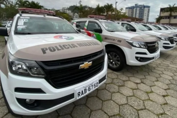 Cartão de idosa é furtado e usado em compras em Criciúma Viaturas da Polícia Militar usadas como imagem ilustrativa em ocorrência de furto de cartão bancário em Criciúma.