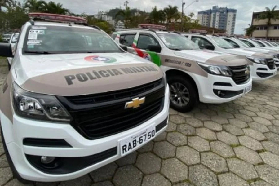 Viaturas da Polícia Militar usadas como imagem ilustrativa em ocorrência de furto de cartão bancário em Criciúma.