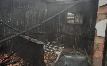 Casa de madeira é destruída por incêndio em Içara Interior de casa de madeira destruída por incêndio no bairro Jardim Silvana, em Içara.