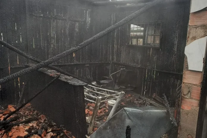 Casa de madeira é destruída por incêndio em Içara Interior de casa de madeira destruída por incêndio no bairro Jardim Silvana, em Içara.