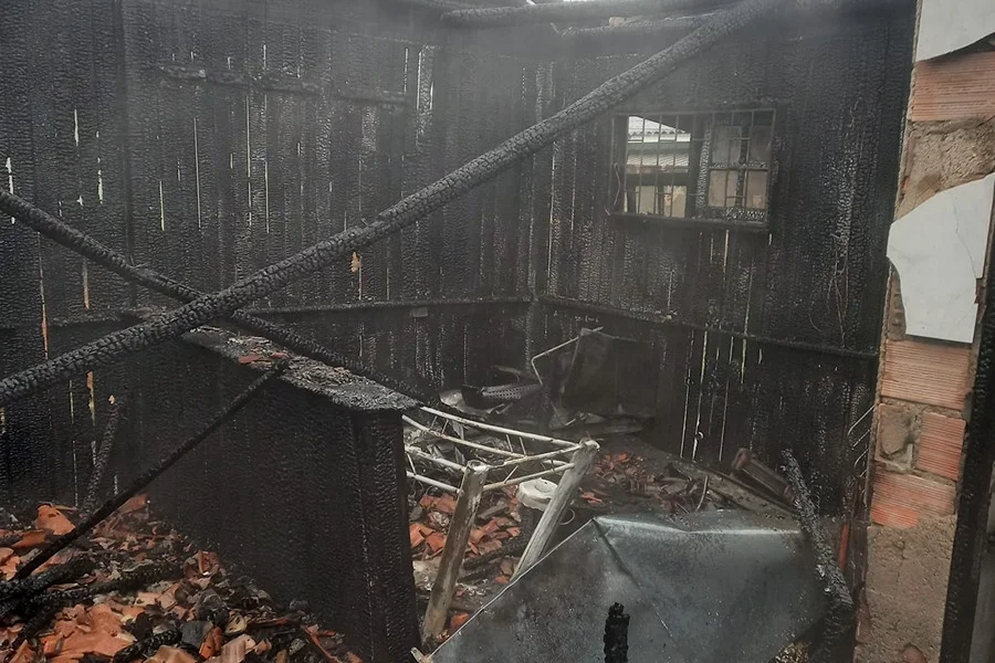 Interior de casa de madeira destruída por incêndio no bairro Jardim Silvana, em Içara.