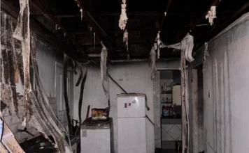Casa é atingida por incêndio no Santo Antônio, em Criciúma Interior de residência danificado por incêndio no bairro Santo Antônio, em Criciúma, com teto e paredes atingidos pelo fogo.