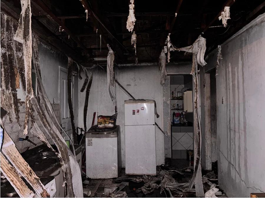 Casa é atingida por incêndio no Santo Antônio, em Criciúma Interior de residência danificado por incêndio no bairro Santo Antônio, em Criciúma, com teto e paredes atingidos pelo fogo.