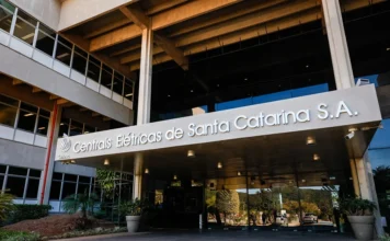 Celesc abre concurso com salários de até R$ 6,9 mil Sede da Celesc em Santa Catarina, empresa que abriu concurso público com salários de até R$ 6,9 mil em 2026.