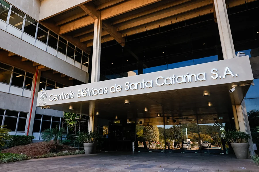Celesc abre concurso com salários de até R$ 6,9 mil Sede da Celesc em Santa Catarina, empresa que abriu concurso público com salários de até R$ 6,9 mil em 2026.