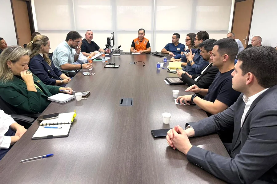 Reunião de equipes municipais de Criciúma para planejamento de ações preventivas contra chuva intensa e temporais.