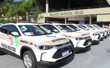 Cinco são conduzidos após apreensão de drogas em Orleans Viaturas da Polícia Militar de Santa Catarina estacionadas em frente ao Quartel do Comando-Geral, imagem ilustrativa sobre apreensão de drogas em Orleans.