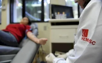 Cocal do Sul completa vagas para coleta de sangue do Hemosc Profissional do Hemosc realiza coleta de sangue de doadora em ação de doação para reforçar os estoques em Cocal do Sul.