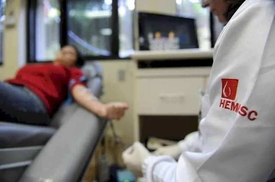 Cocal do Sul completa vagas para coleta de sangue do Hemosc Profissional do Hemosc realiza coleta de sangue de doadora em ação de doação para reforçar os estoques em Cocal do Sul.