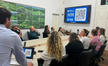 Cocal do Sul lança teleatendimento médico 24 horas Lançamento do teleatendimento médico 24 horas em Cocal do Sul, com apresentação da plataforma digital de saúde para autoridades e profissionais.