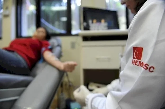 Cocal do Sul mobiliza 100 doadores para coleta de sangue Profissional do Hemosc acompanha doação de sangue durante coleta; campanha em Cocal do Sul busca reunir 100 doadores.