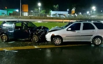 Colisão deixa três feridos na marginal da BR-101 em Sombrio Dois carros danificados após colisão na marginal da BR-101, em frente à Cooperja, no bairro São José, em Sombrio.