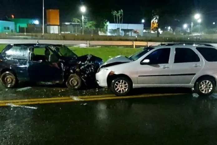 Colisão deixa três feridos na marginal da BR-101 em Sombrio Dois carros danificados após colisão na marginal da BR-101, em frente à Cooperja, no bairro São José, em Sombrio.