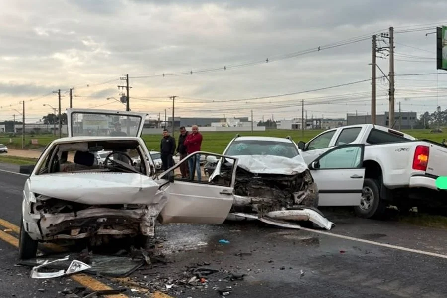 Colisão entre três veículos deixa homem ferido em Araranguá Acidente envolvendo Volkswagen Gol, Renault Megane e Chevrolet S10 na antiga BR-101, no bairro Mato Alto, em Araranguá.