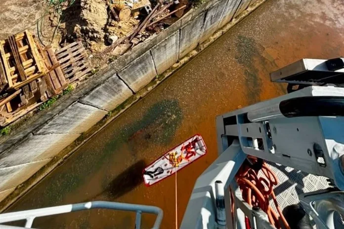 Corpo de homem é encontrado no Rio Criciúma Bombeiros utilizam plataforma e maca durante retirada de corpo encontrado no Rio Criciúma, no bairro Operária Nova